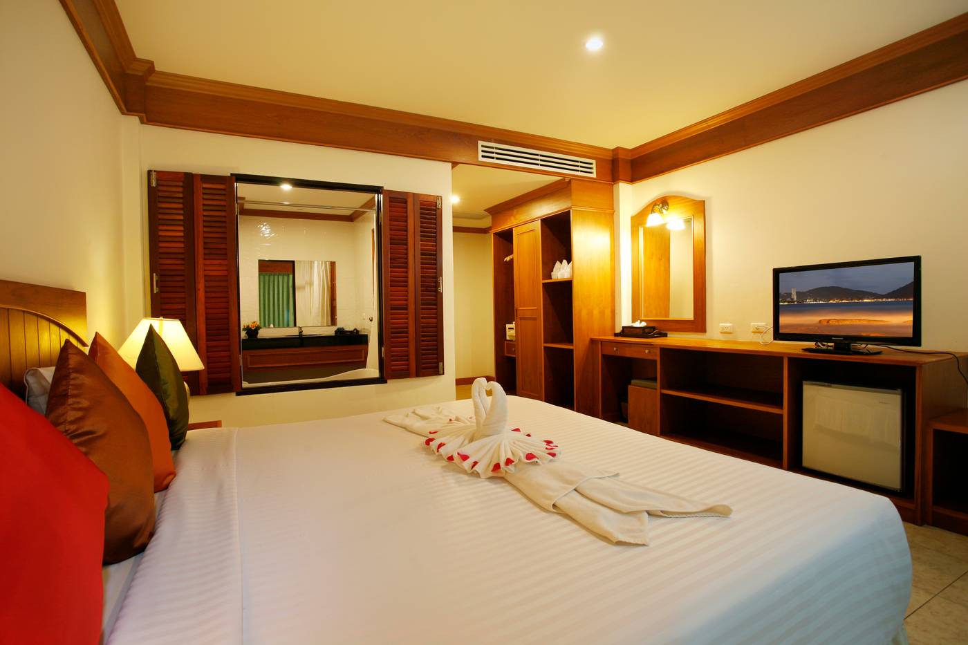 Jiraporn-Hill-Resort-Patong-Room-11