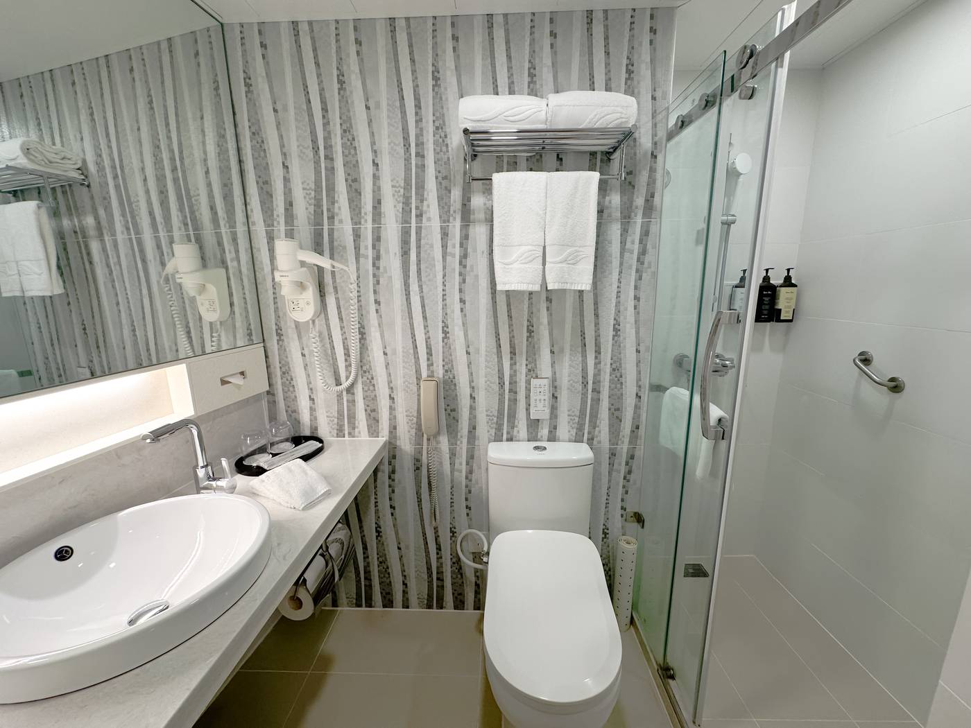 South-Pacific-Hotel-Room-22