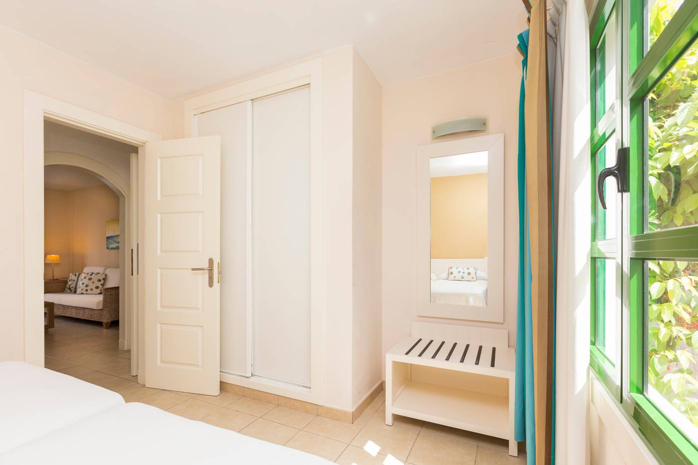 Apartamentos-LIVVO-Puerto-de-Mog--n-Room-20