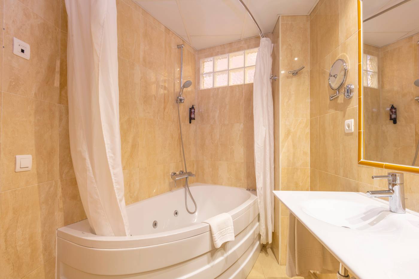 Parasol-Garden-Room-38