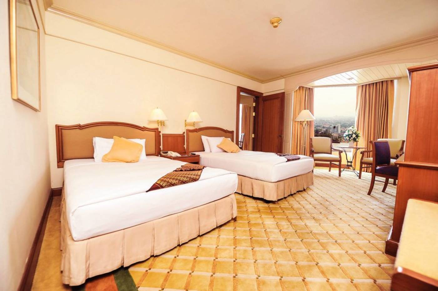 Montien-Riverside-Bangkok-Hotel-Room-35