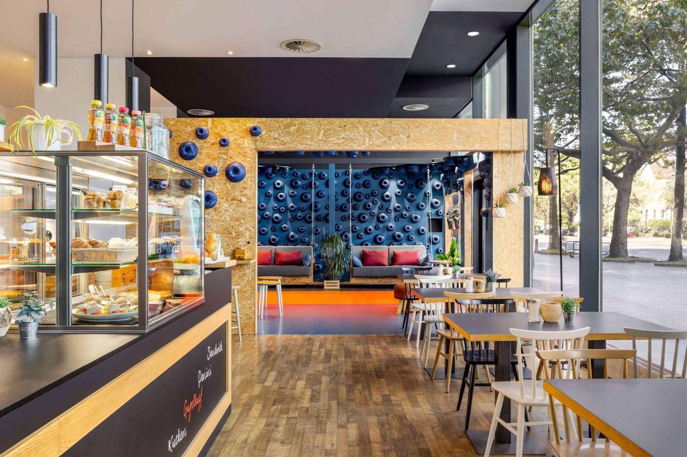 Vienna-House-Easy-by-Wyndham-Berlin-PrenzlauerBerg-Restaurant-15