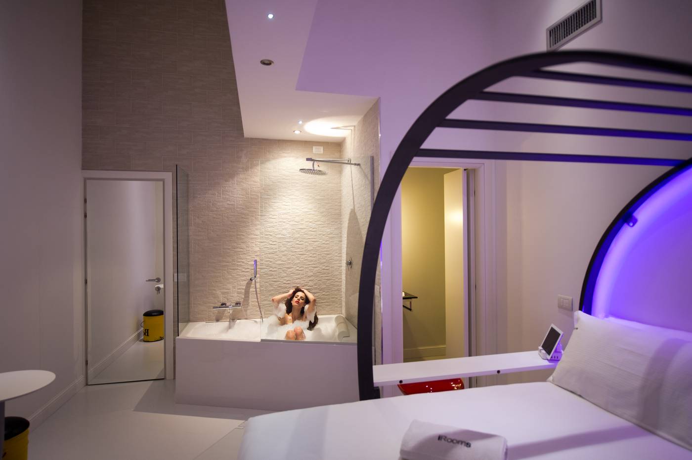 iRooms-Forum---Colosseum-Room-10