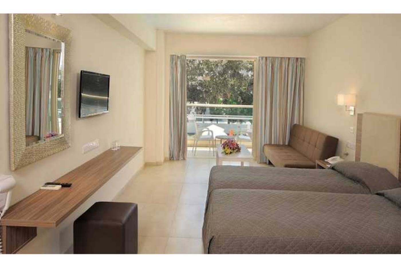 Nelia-Gardens-Room-18