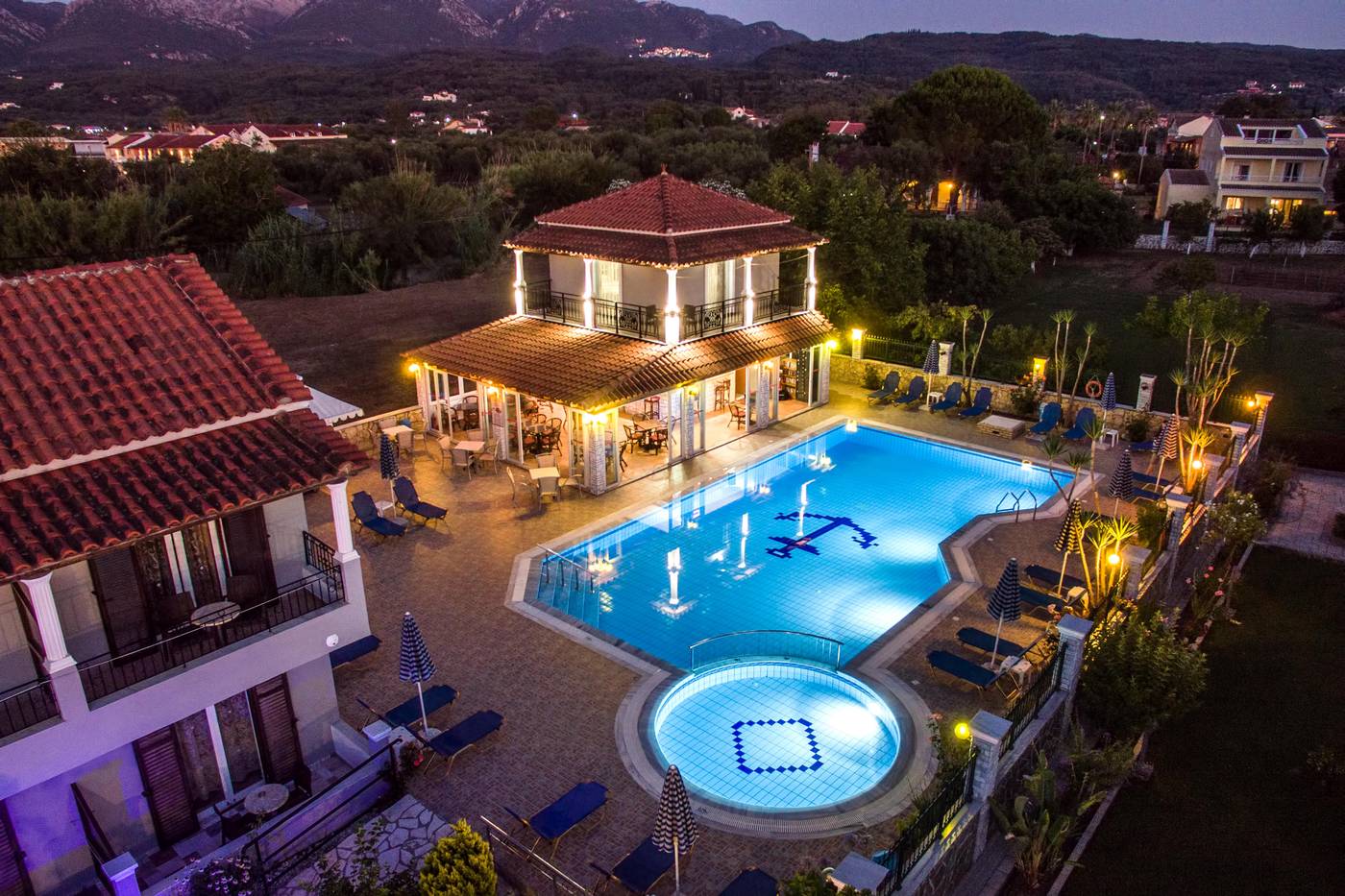 Makis-Studios---Apartments-Pool-2
