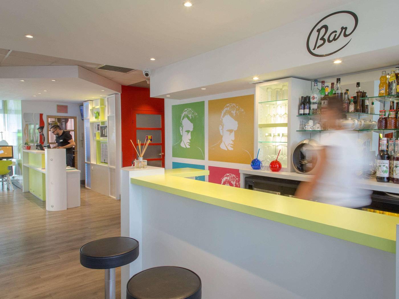 ibis-Styles-Cannes-Le-Cannet-Bar-43