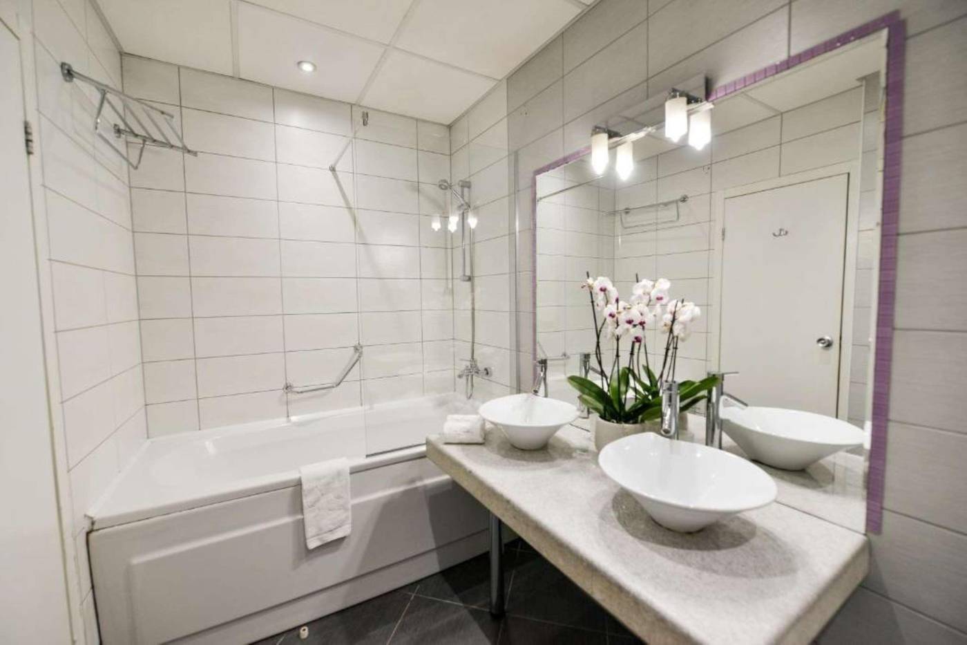 Art Plaza Hotel-Bulgaria-Sofia-Room-8