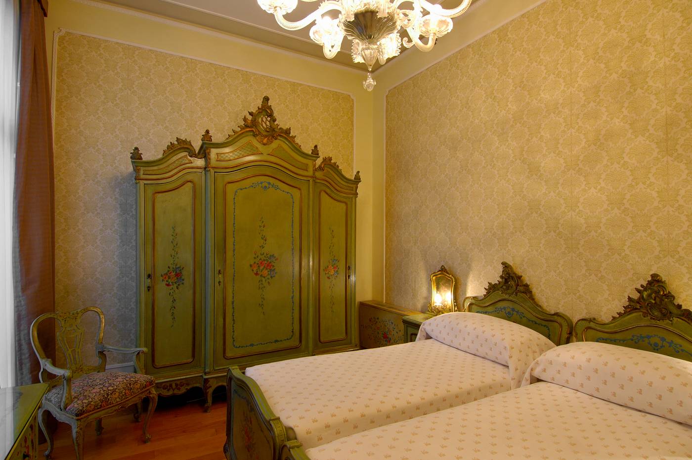 Saturnia---International-Room-43