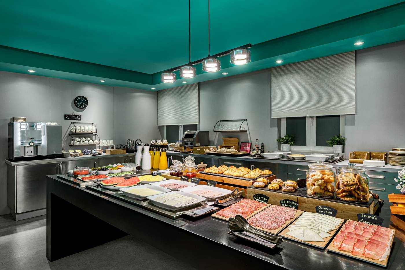 Room-Mate-Mario-Bar-26