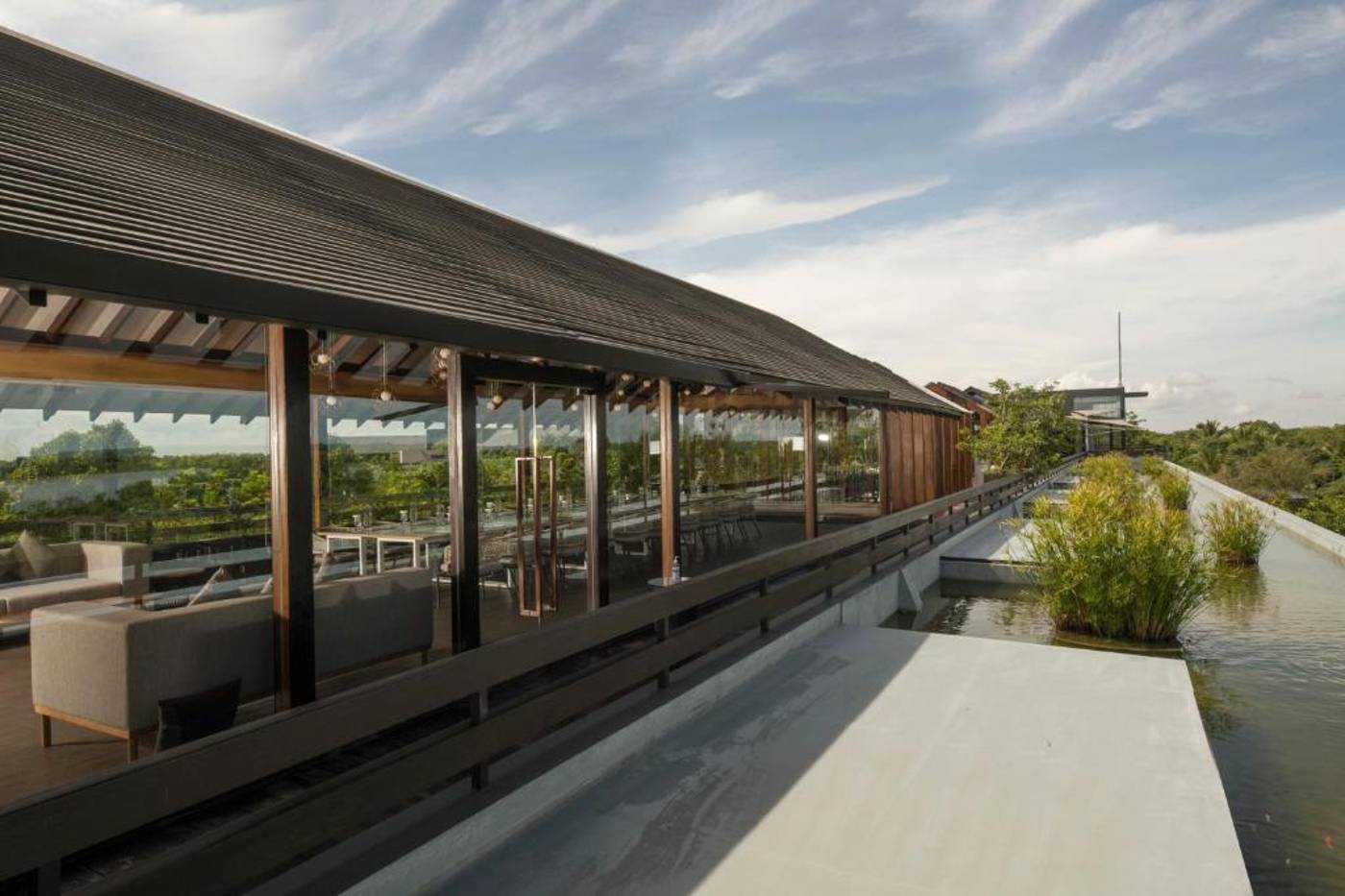 DoubleTree-by-Hilton-Weerawila-Rajawarna-Resort-Lobby-5