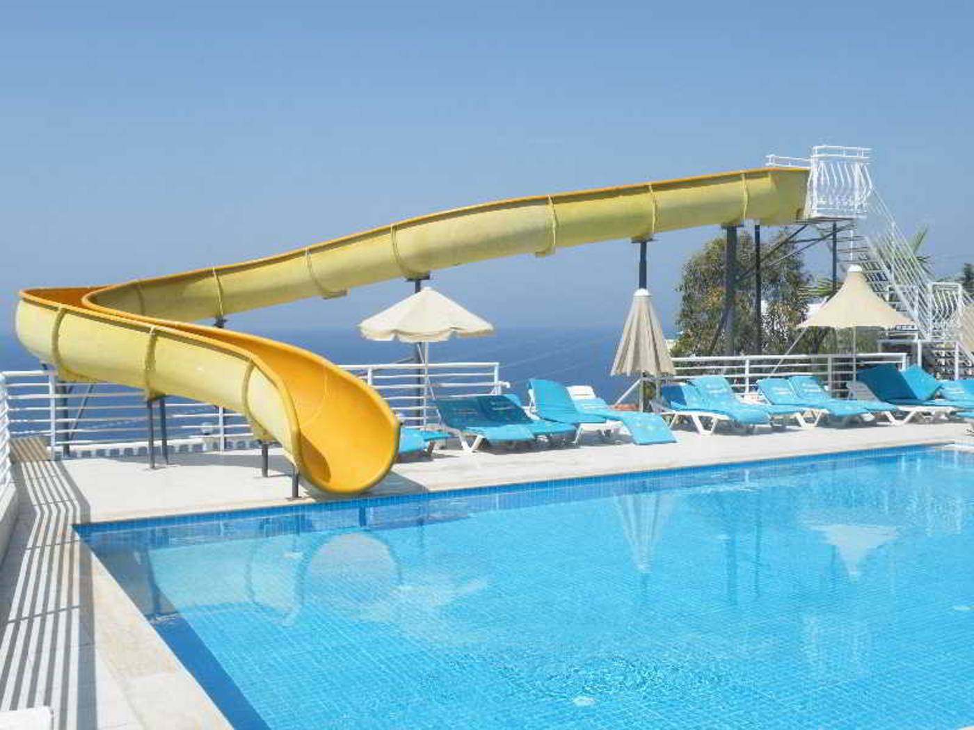 Family-Belvedere-Pool-8