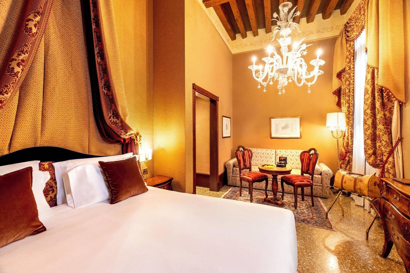 Al-Ponte-Dei-Sospiri-Junior-Suites-Room-14