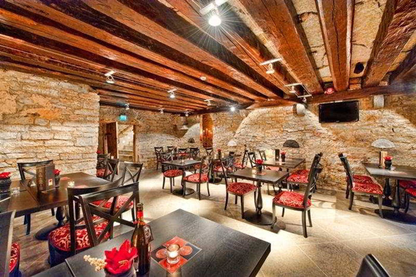 Meriton-Old-Town-Garden-Bar-21