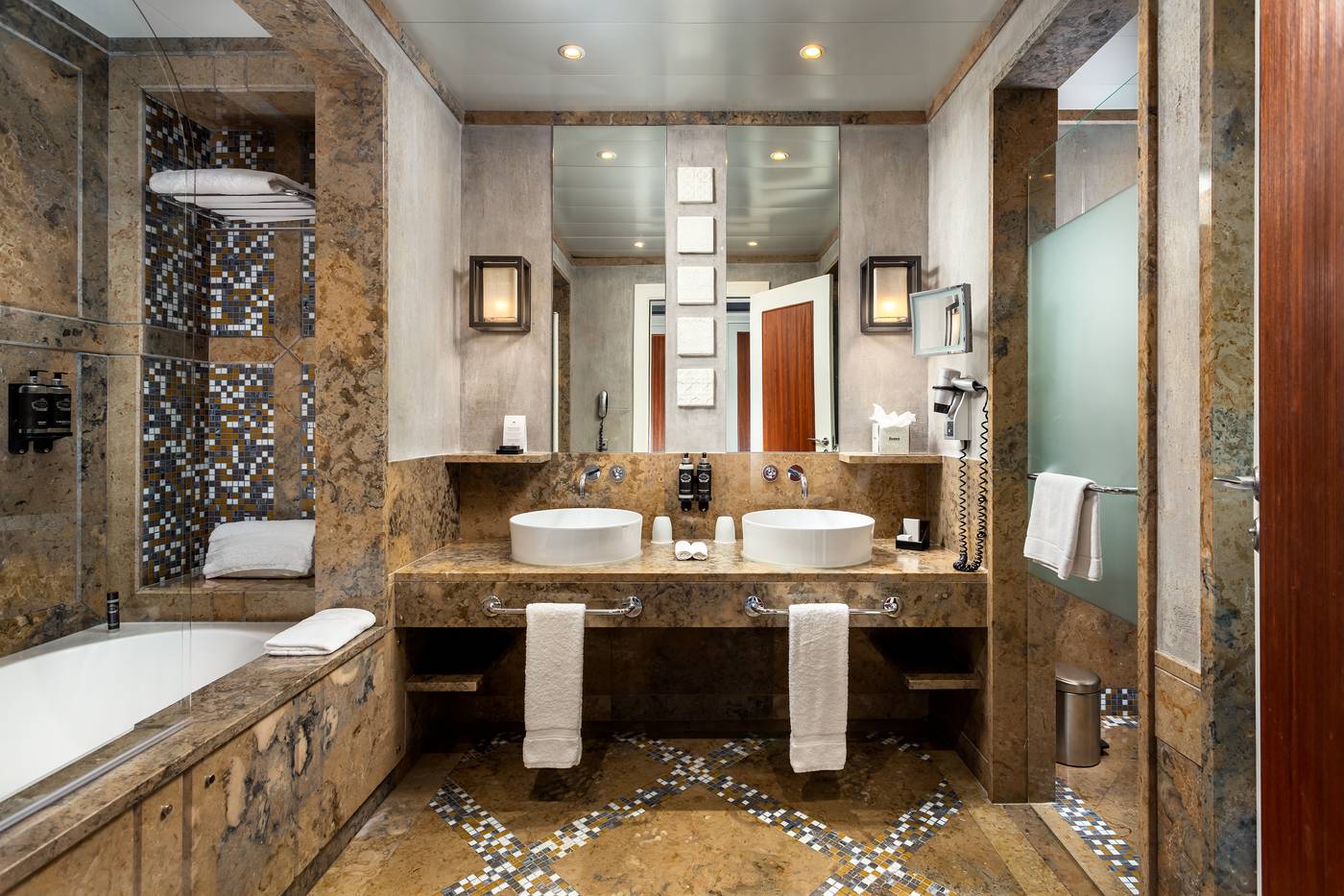 Grande-Real-Villa-Italia-Hotel---Spa-Room-32