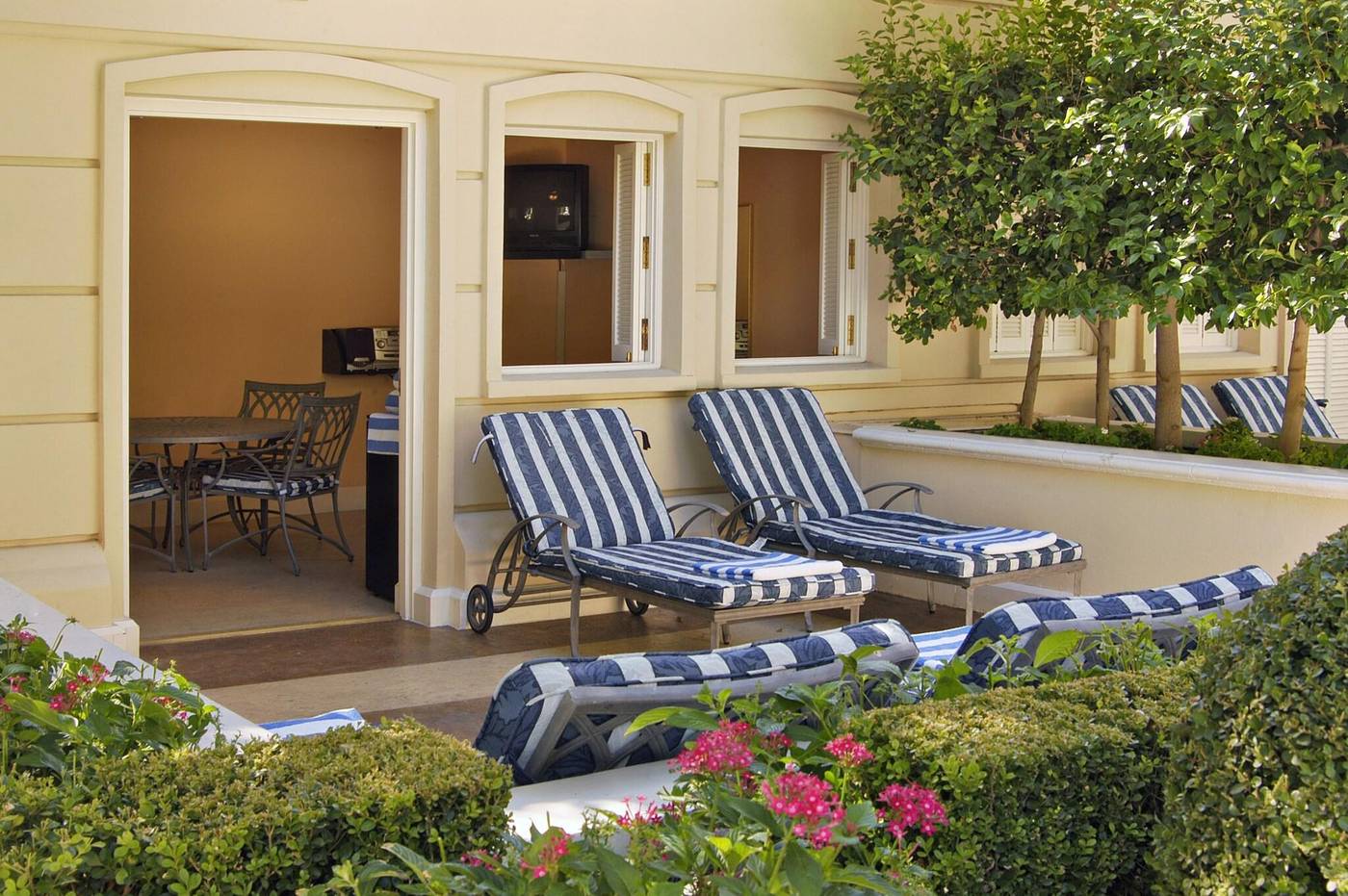 PARIS-LAS-VEGAS-Pool-11