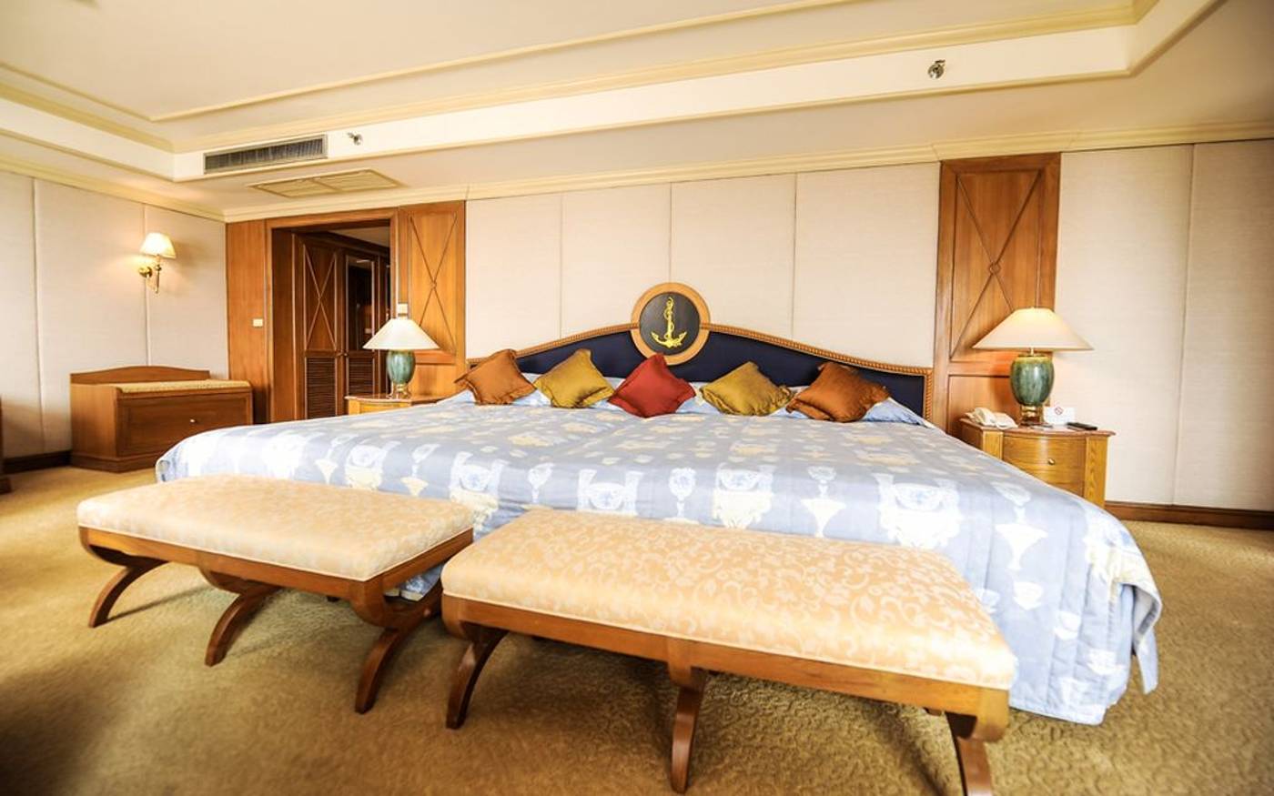 Montien-Riverside-Bangkok-Hotel-Room-8