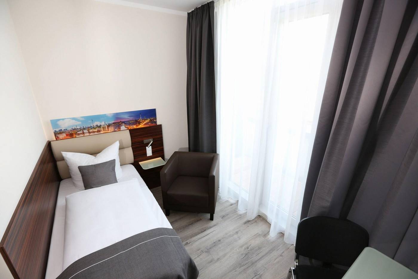 H24-Hoteltow-Room-16