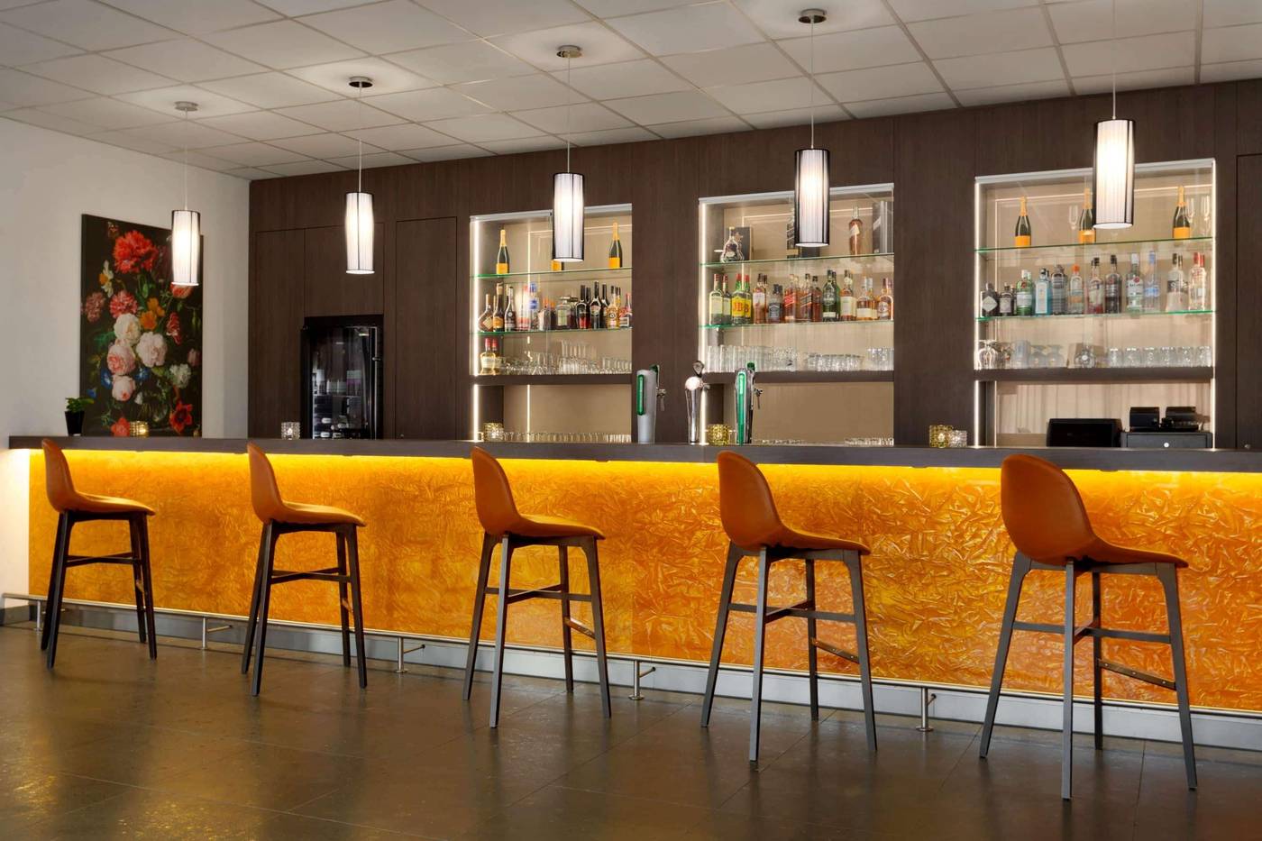 Ramada-by-Wyndham-Amsterdam-Airport-Schiphol-Bar-4