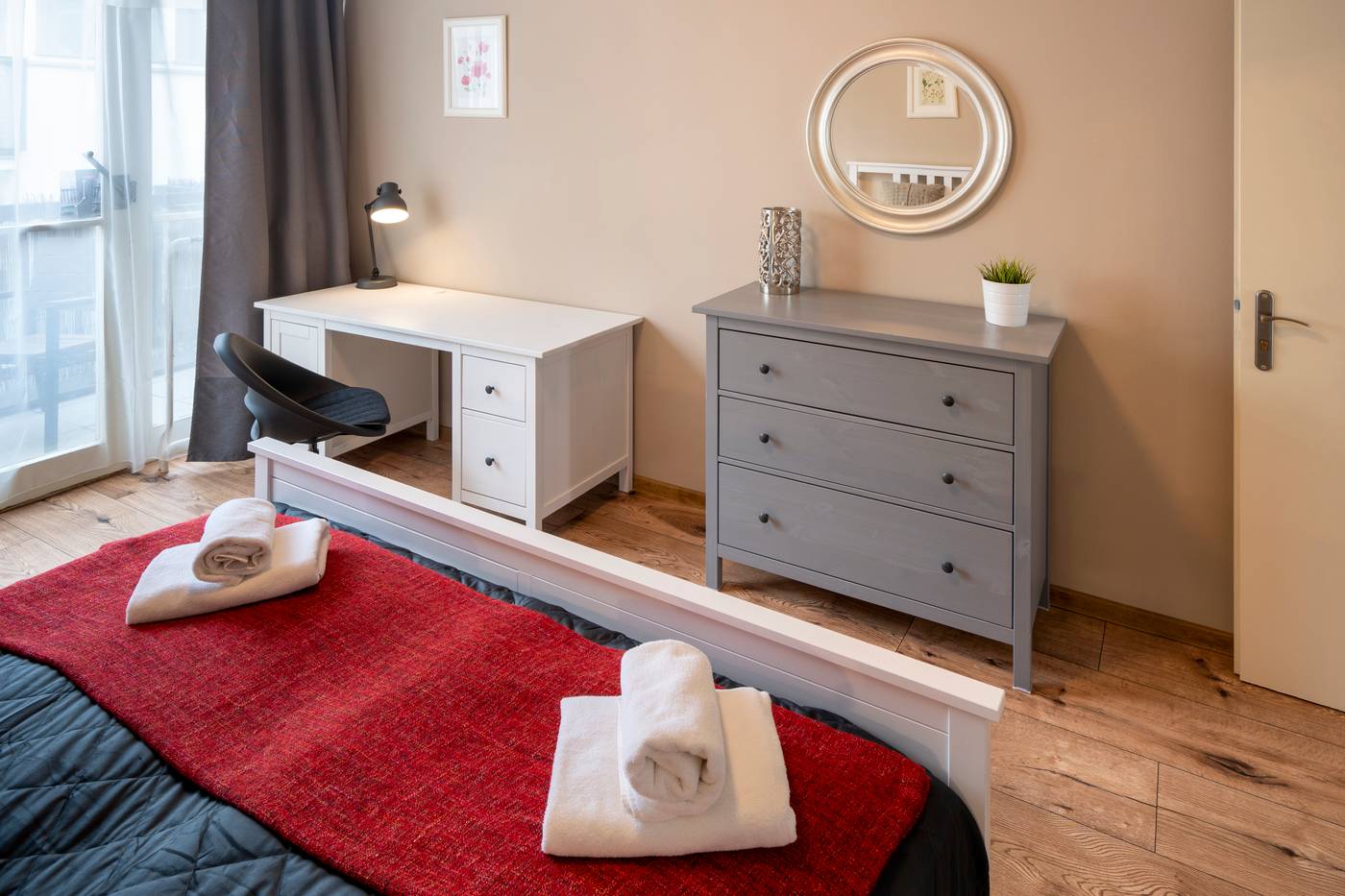 Apple-Apartments-Room-5