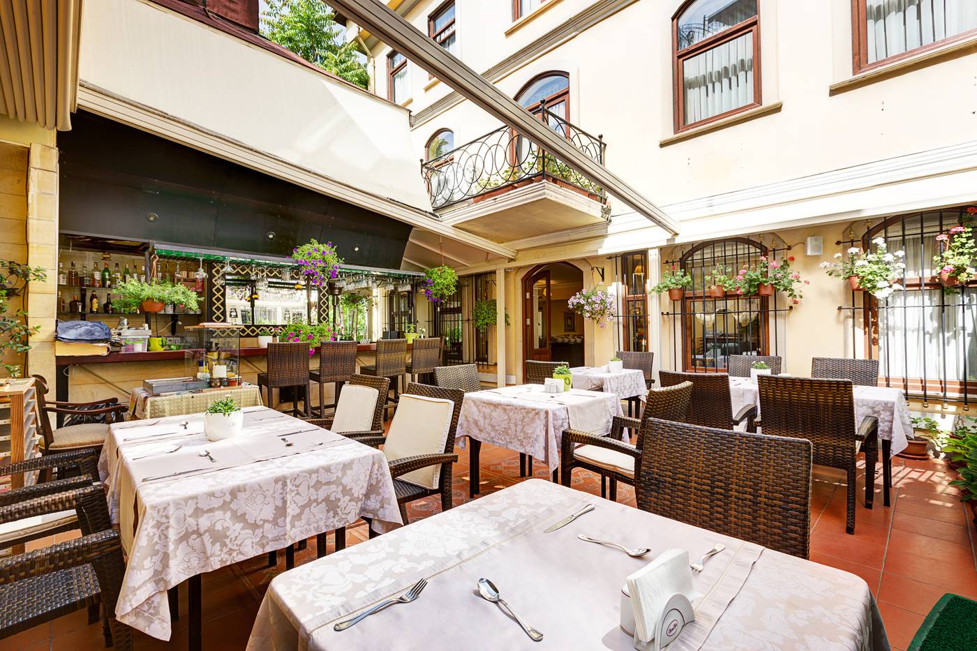 Arena-Hotel-Restaurant-11