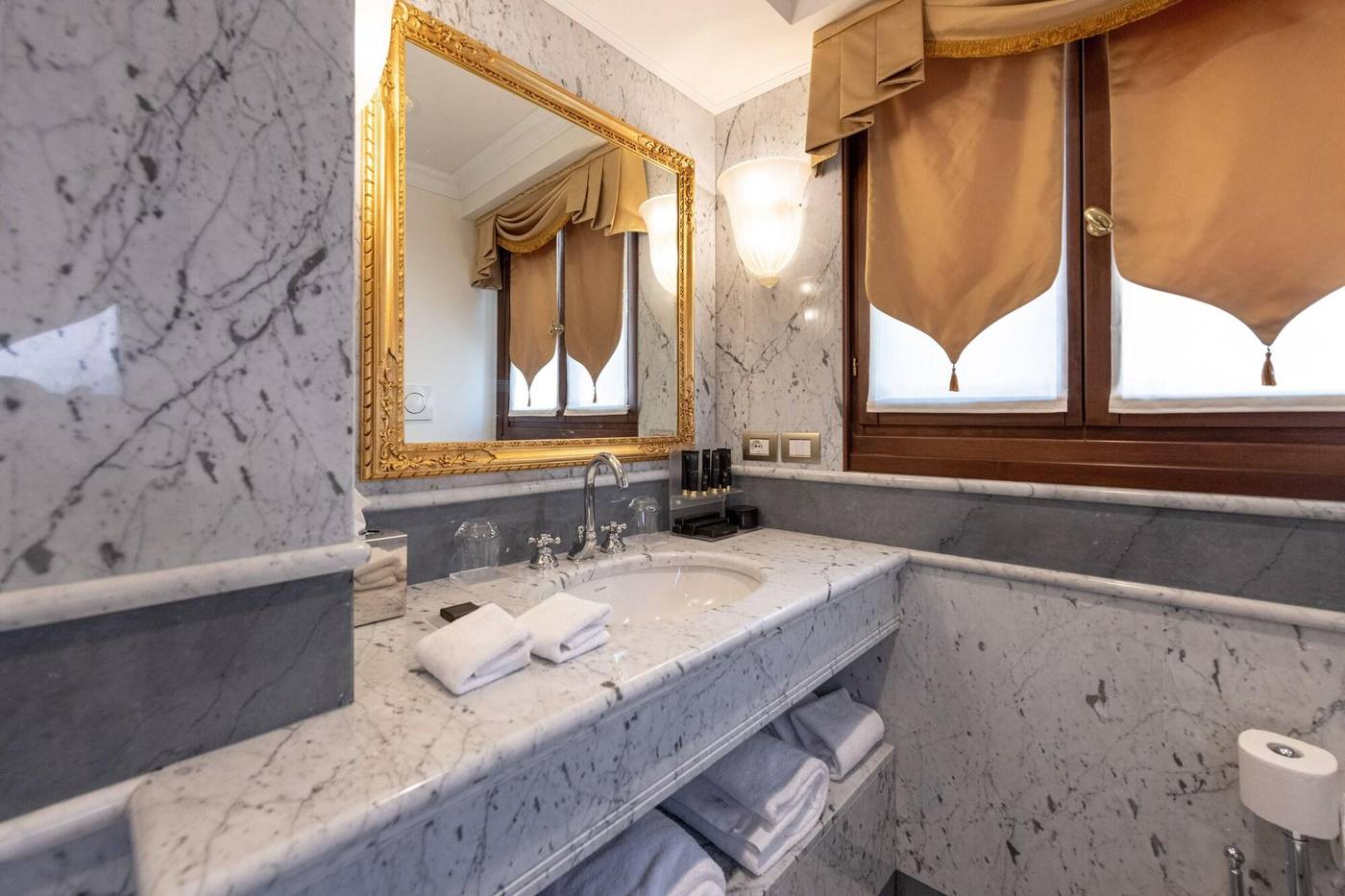 Ca-Bonfadini-Historic-Experience-Room-52