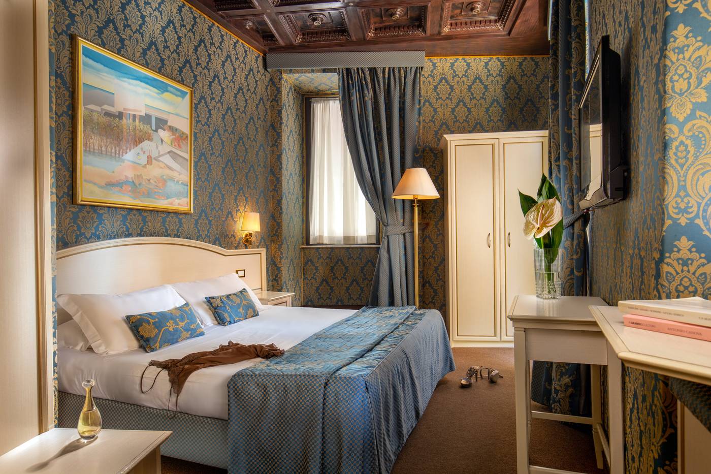 Residenza-Canova-Tadolini-Luxury-Rooms---Suites-Room-1