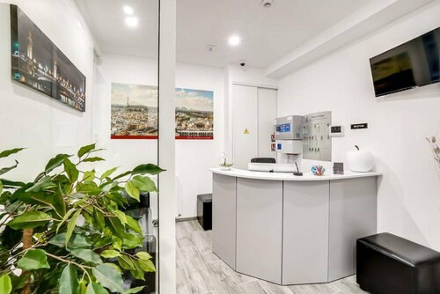 Paris-Hotel-Clichy-Lobby-9