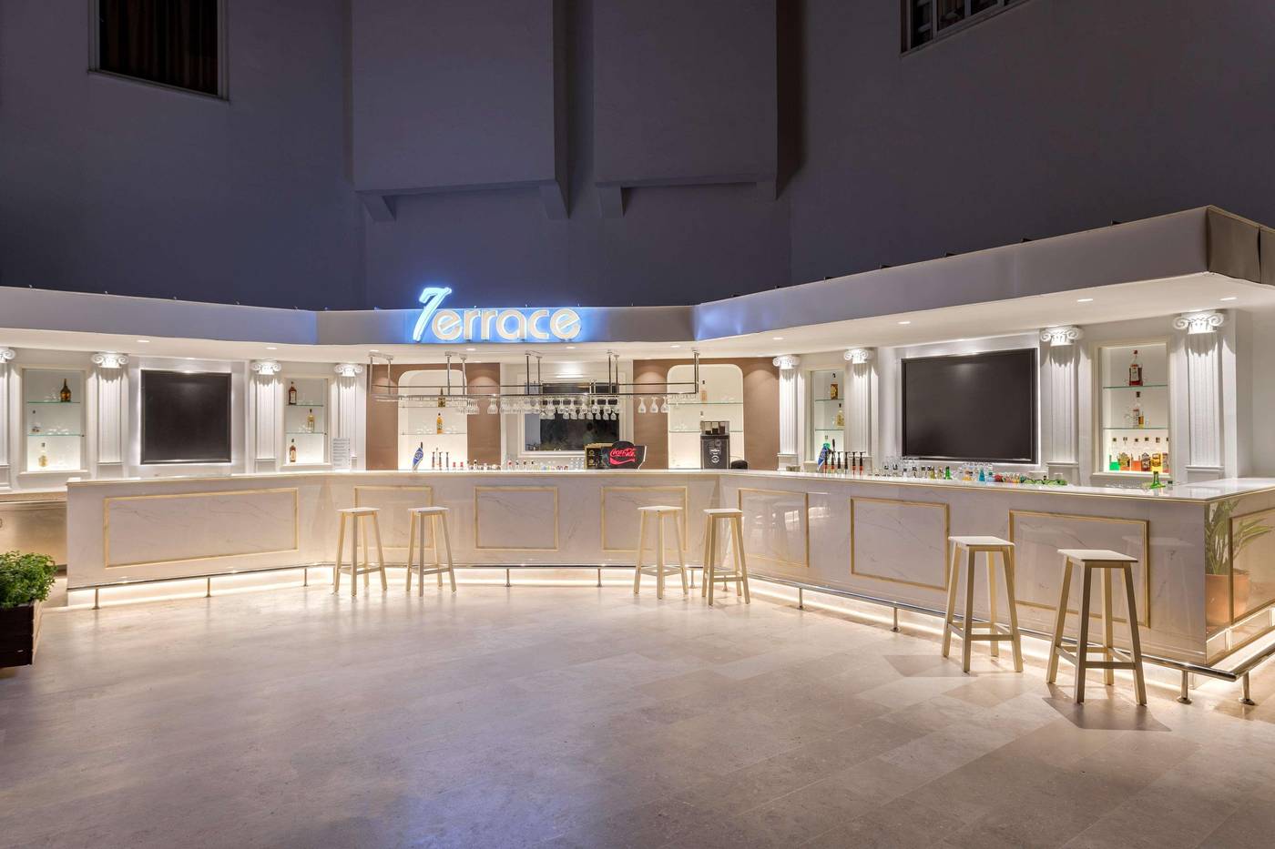 Seven-Seas-Hotel-Blue-Bar-79