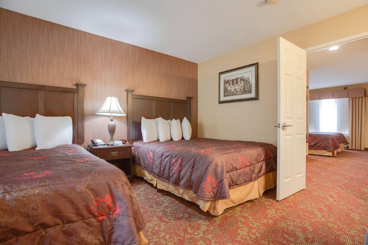 Castle-Inn-and-Suites-Room-15