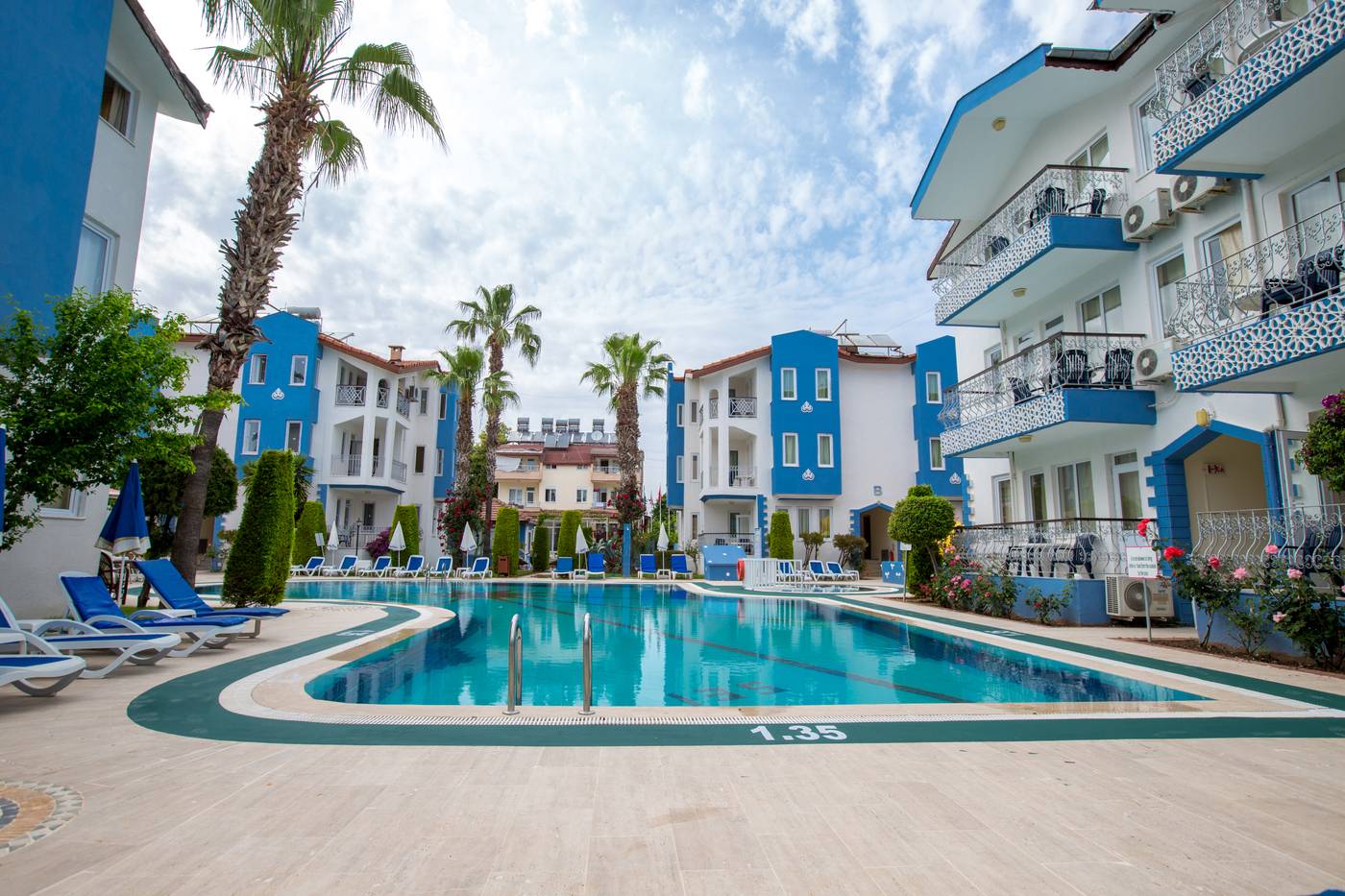 Side-Papaya-Apart-Hotel-Pool-3