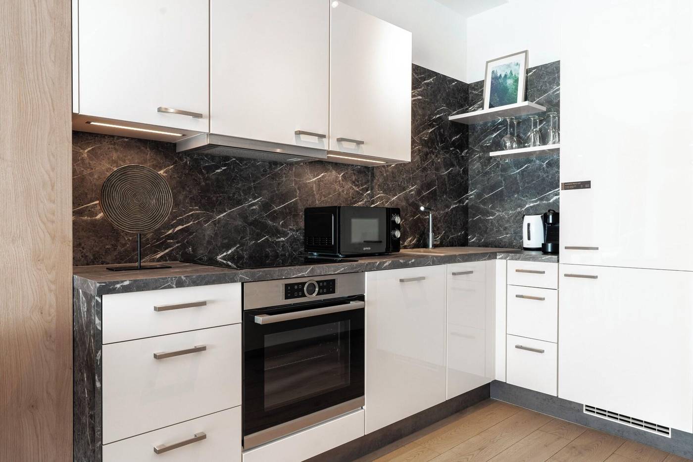 Hotel-Emerald---Suites-Room-81