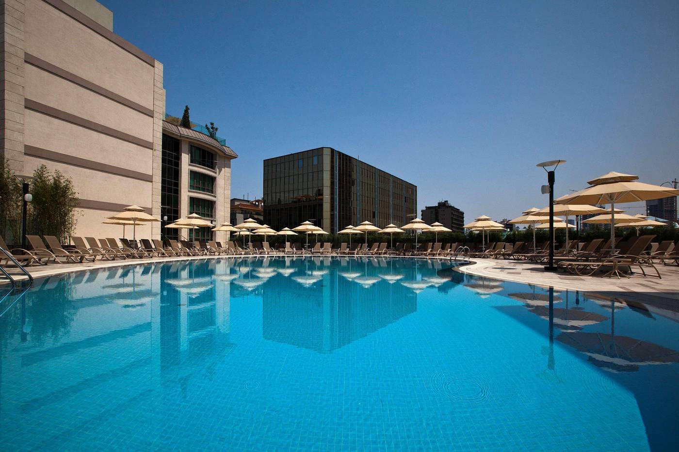 Radisson-Blu-Hotel-Istanbul-Sisli-Pool-10