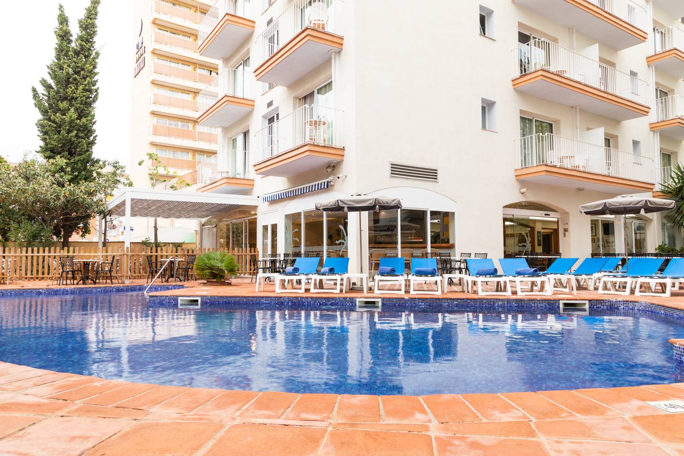Les-Palmeres-Pool-2