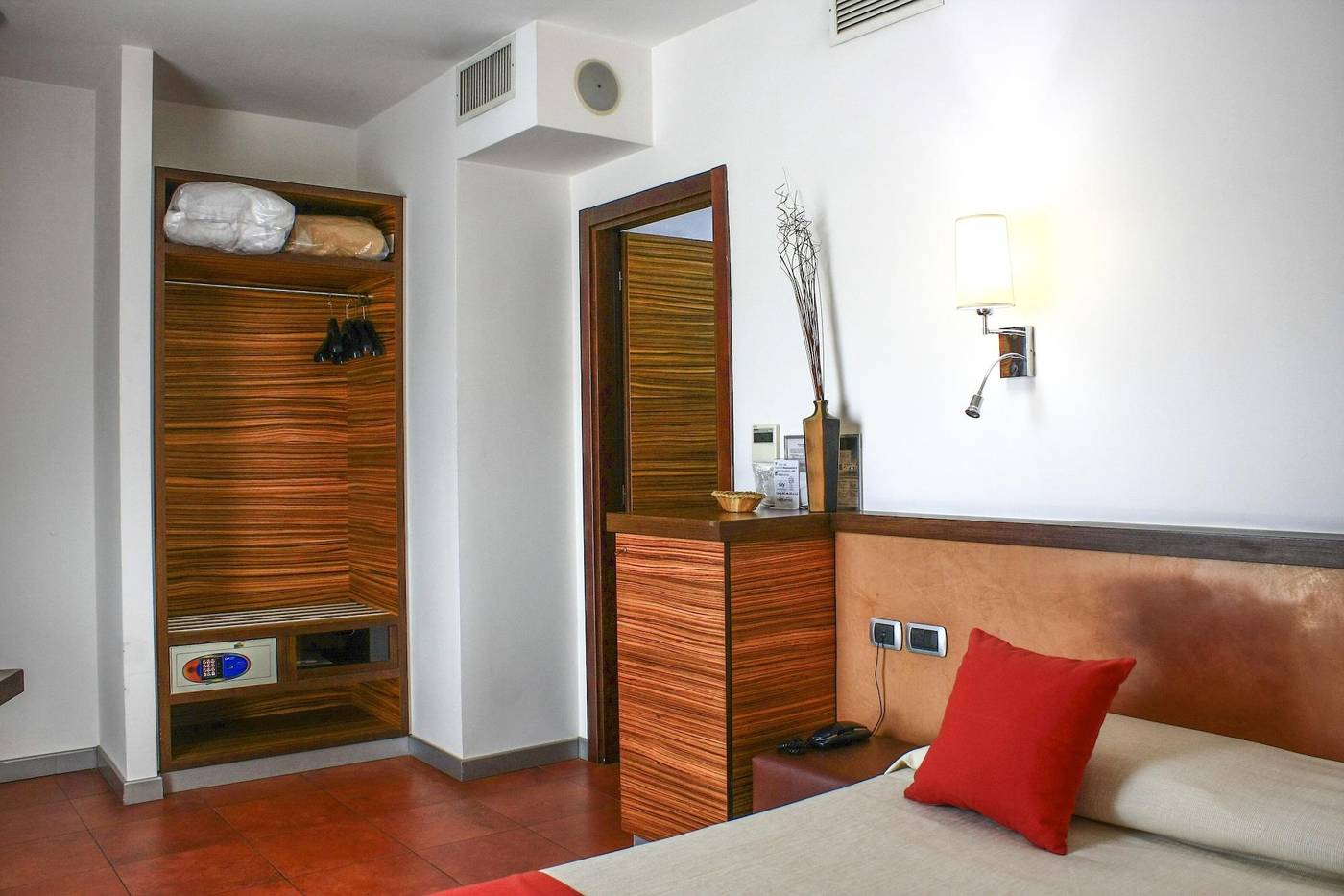 Hotel-Bed---Business-Room-8