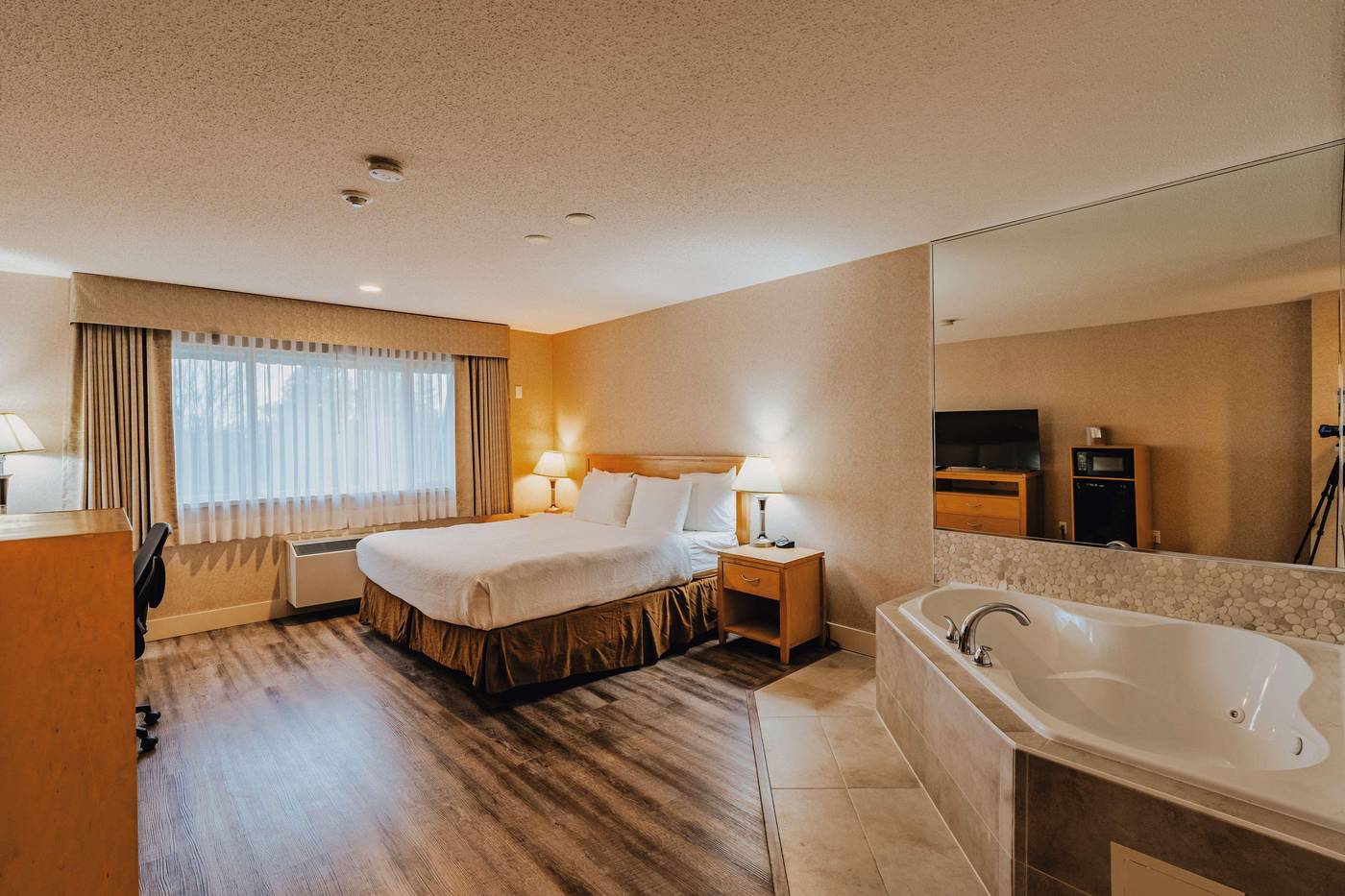 SureStay-Plus-Hotel-by-Best-Western-Coquitlam-Room-32