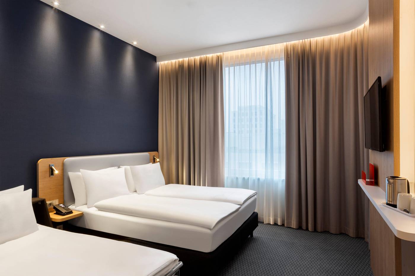 Holiday-Inn-Express-Munich-City-West-Room-10