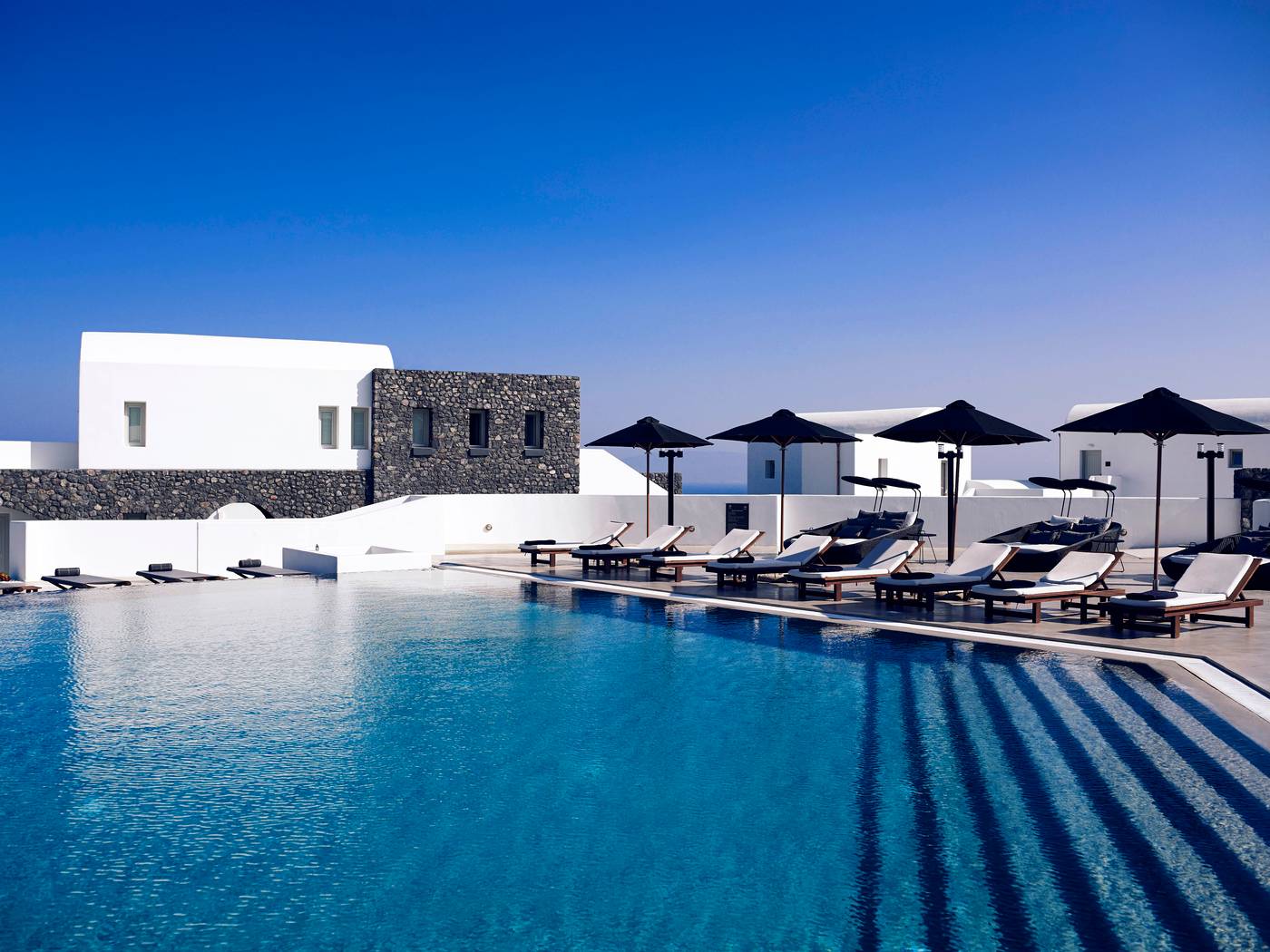 Santo-Maris-Oia--Luxury-Suites---Spa-Pool-1