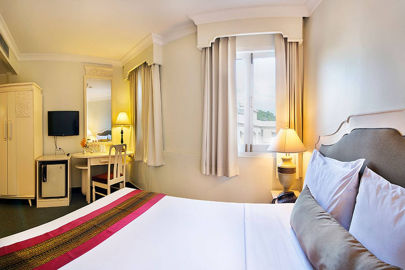 Royal-Rattanakosin-Hotel--SHA---Room-8