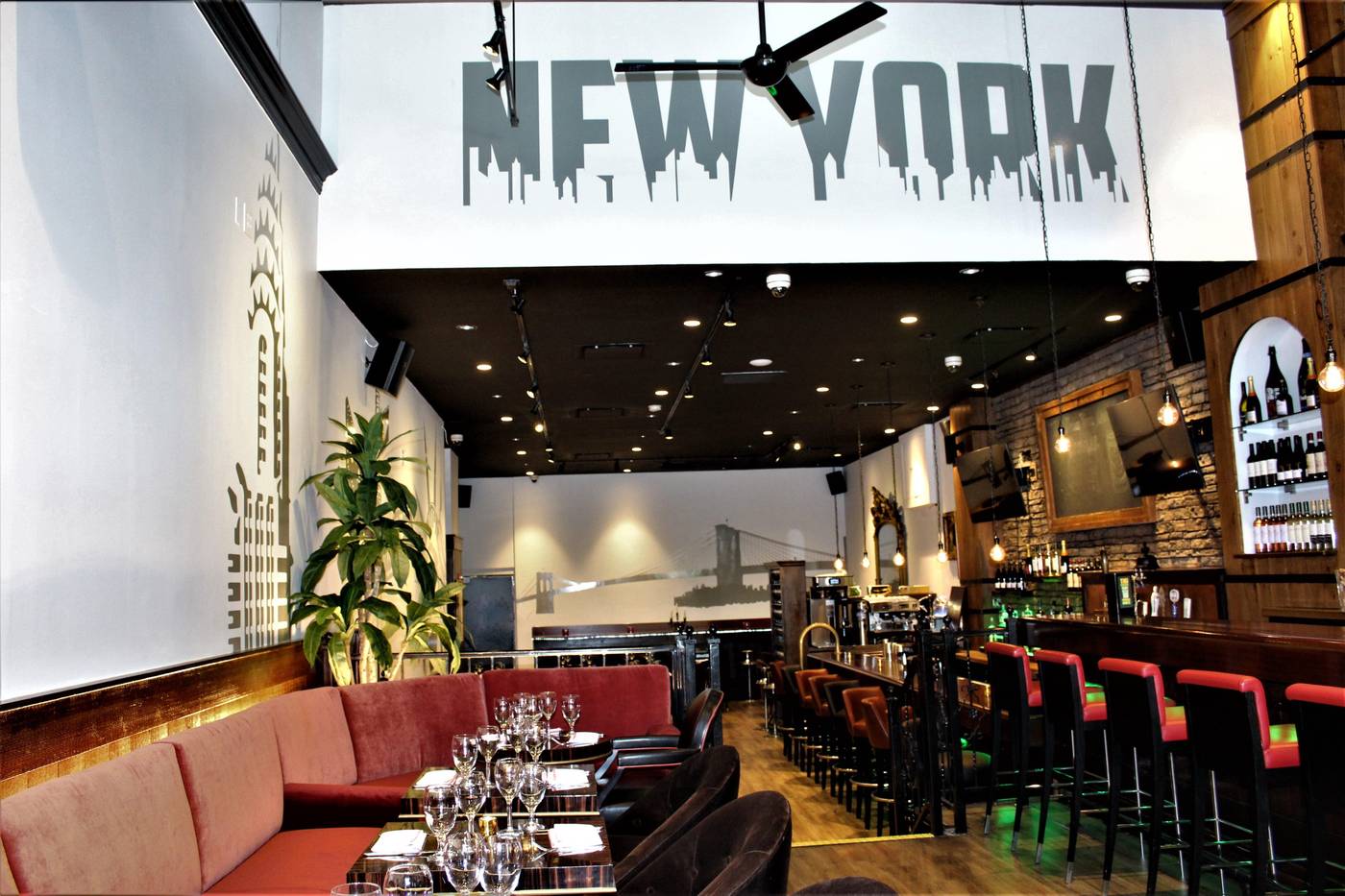 Holiday-Inn-New-York-City---Times-Square-Bar-13