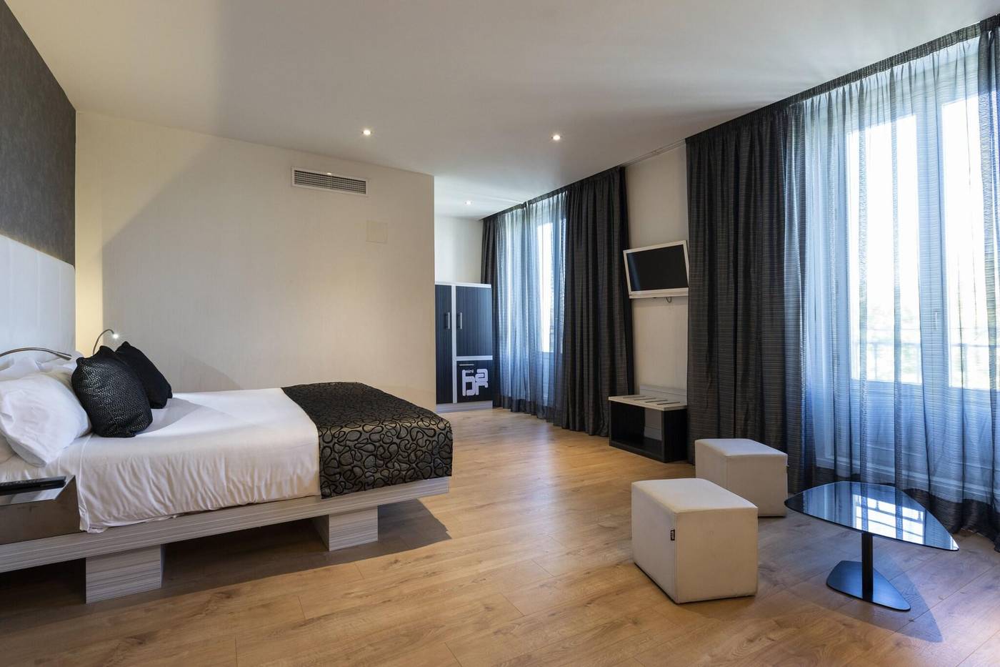 Petit-Palace-Santa-Barbara-Room-7