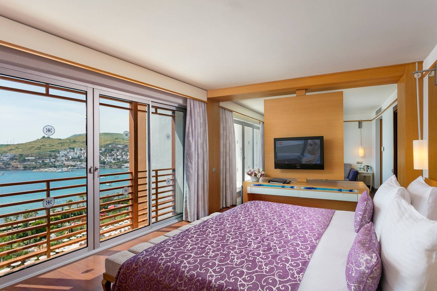 15-J.SUITE 1.jpg