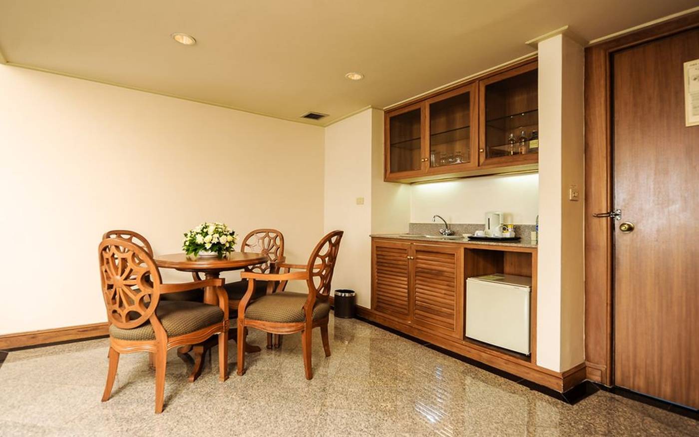 Montien-Riverside-Bangkok-Hotel-Room-10