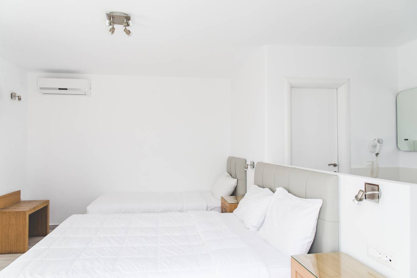 Super-Paradise-Hotel-Room-28