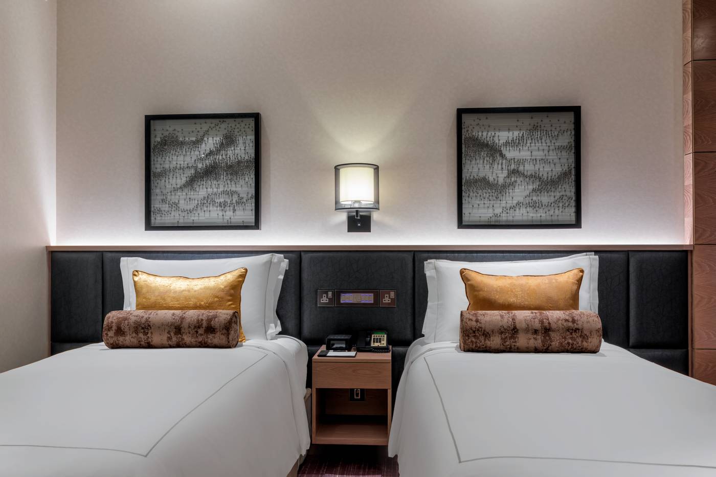 Taj-Jumeirah-Lakes-Towers-Dubai-Room-22