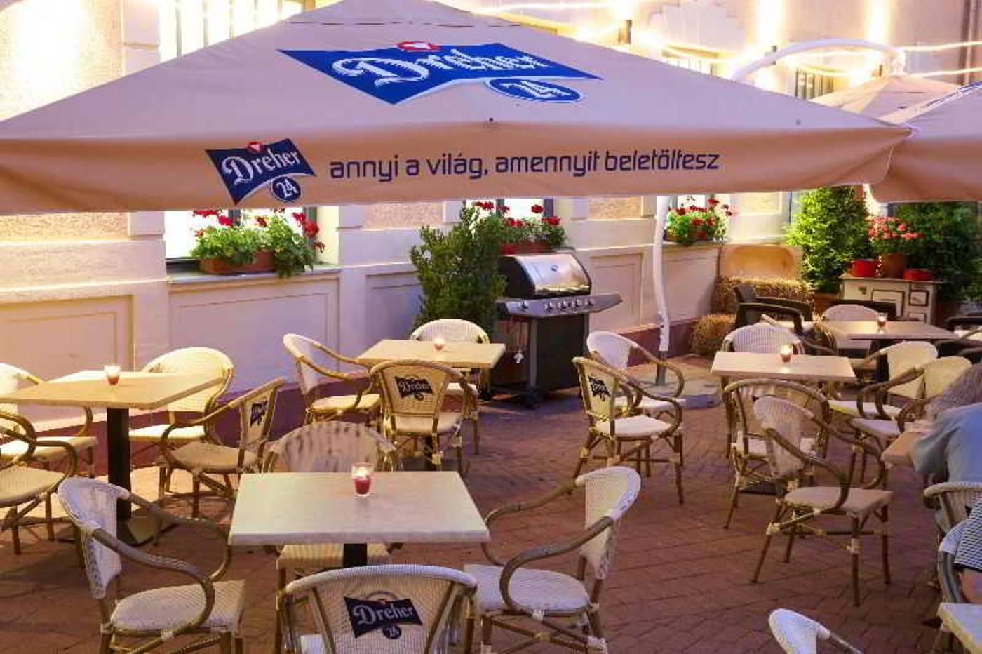 Queen-Elizabeth-Hotel-Terrace-21