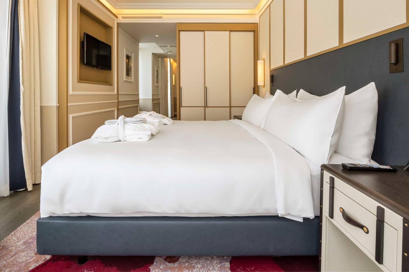 The-Emerald-House-Lisbon--Curio-Collection-by-Hilt-Room-33