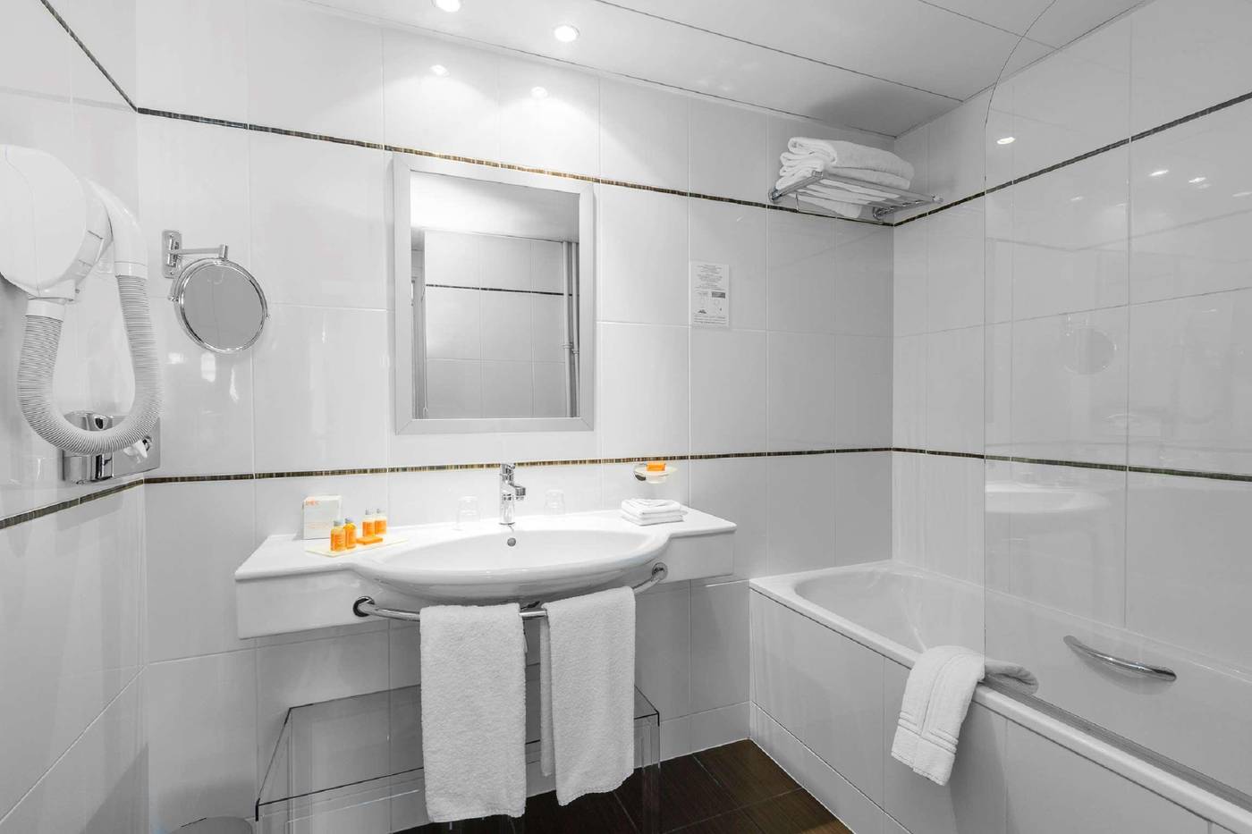 Hotel-Elysees-Bassano-Room-56