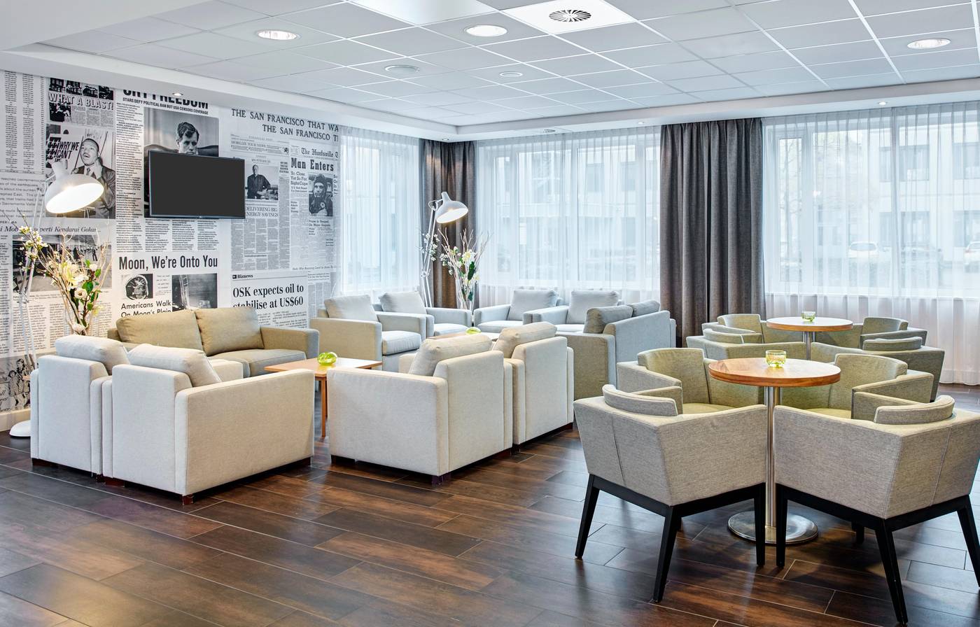 Holiday-Inn-Express-Amsterdam-Schiphol-Lobby-13