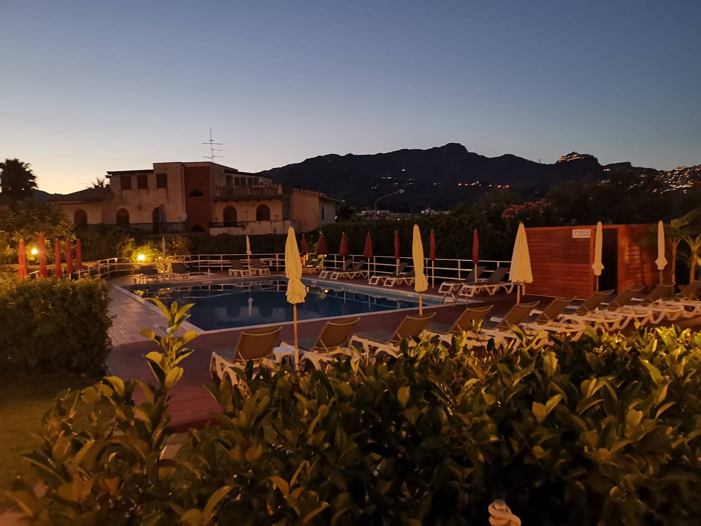 Residence-Villa-Giardini-Pool-3