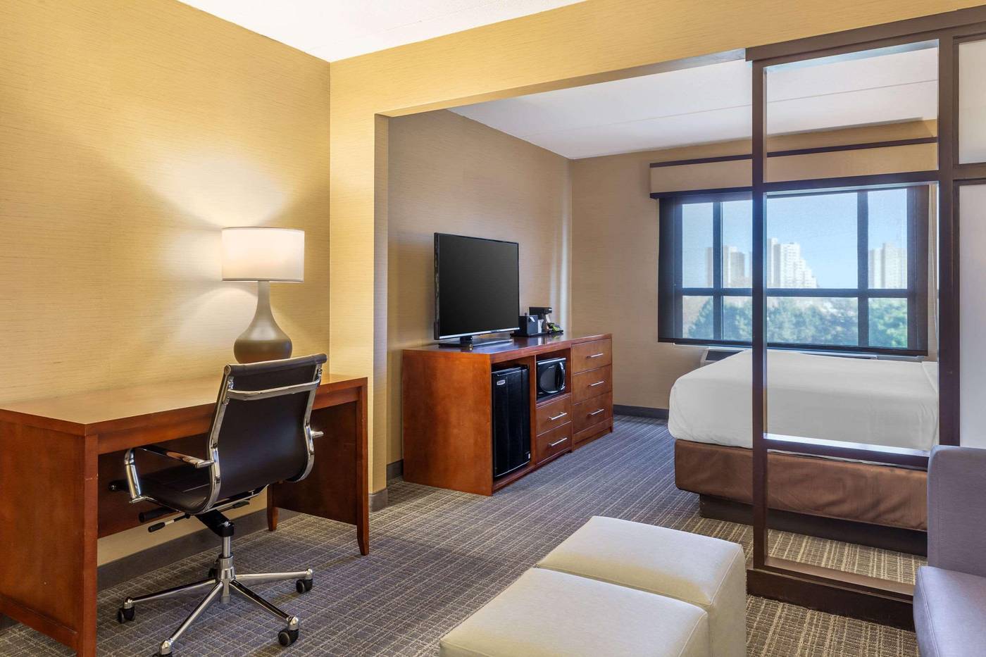 Comfort-Inn---Suites-Logan-Airport-Room-10